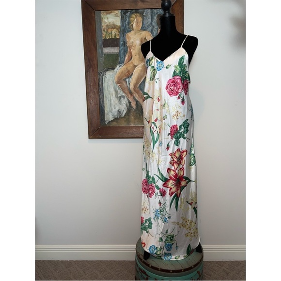 Dresses & Skirts - 💞Romance is in the air💞 This beautiful satin floral slip dress says VACATION